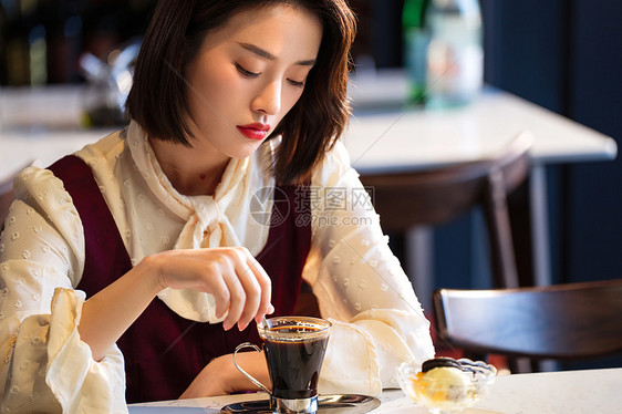 咖啡馆内享受下午茶的青年女人图片