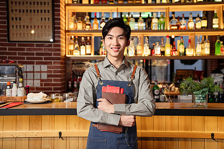 抱着菜单的餐吧男服务员图片