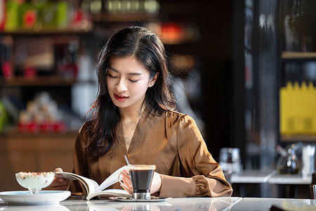 咖啡馆内在看书的青年女人图片
