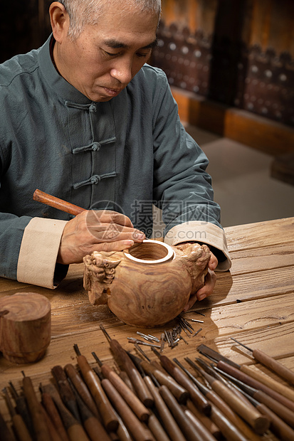 专注工作的雕刻大师高清图片下载-正版图片502473991-摄图网