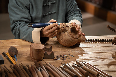 木雕师雕刻师和工作台上的大量工具背景