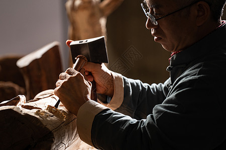 认真雕刻的工匠师图片素材