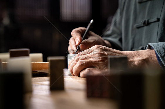 专家雕刻印章局部特写图片