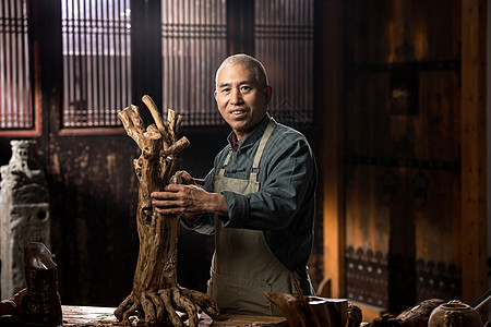 木工在雕刻在工作室里的工匠大师背景