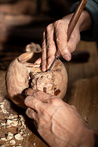 雕刻师和工作台上的大量工具图片