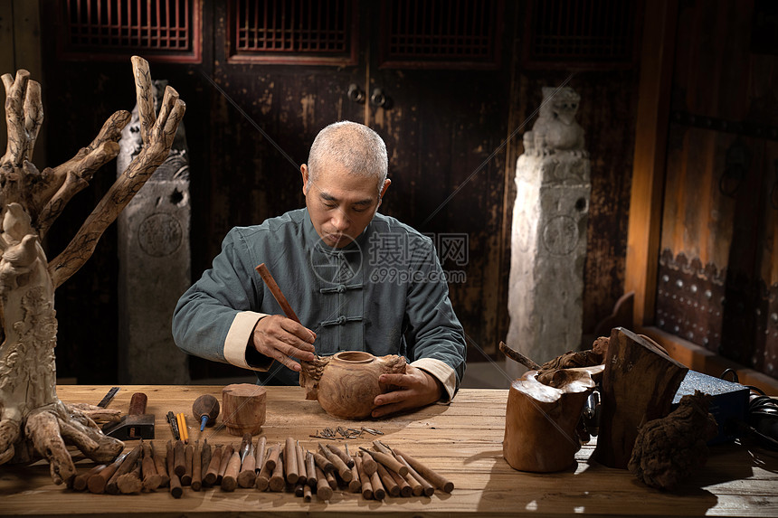 专注工作的雕刻大师高清图片下载-正版图片502474126-摄图网