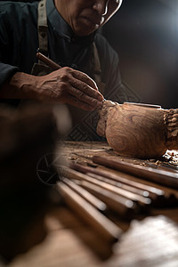 雕刻师和工作台上的大量工具图片