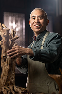 木工在雕刻在工作室里的工匠大师背景