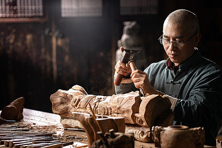 认真雕刻的工匠师图片素材