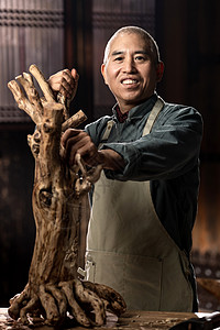 木工在雕刻在工作室里的工匠大师背景