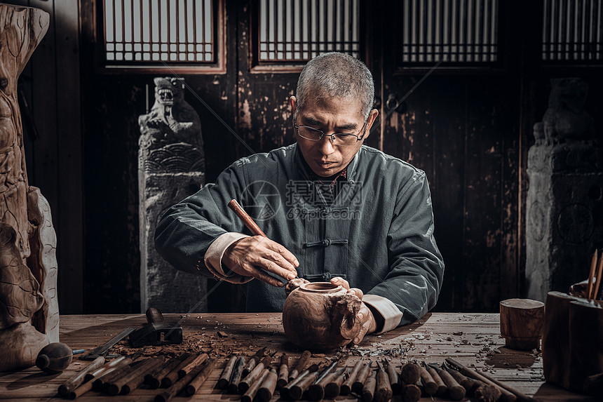 专注工作的雕刻大师高清图片下载-正版图片502474499-摄图网