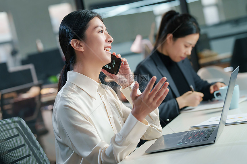 在办公室里打电话的商务女士图片