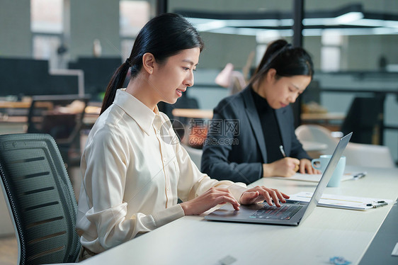 在办公室里工作的商务女士图片