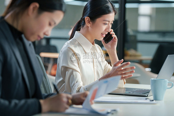 在办公室里打电话的商务女士图片