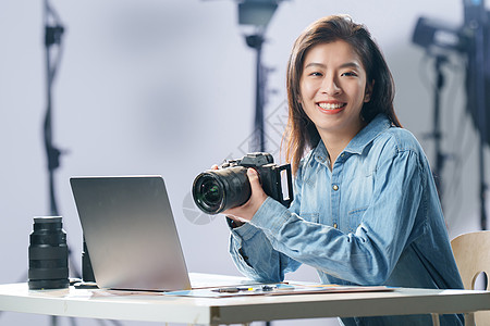 湿地摄影在工作室里的青年女摄影师背景