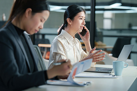 在办公室里打电话的商务女士纸高清图片素材