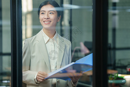 科技服务自信的青年商务女士在办公室背景