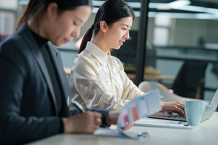 在办公室里工作的商务女士图片