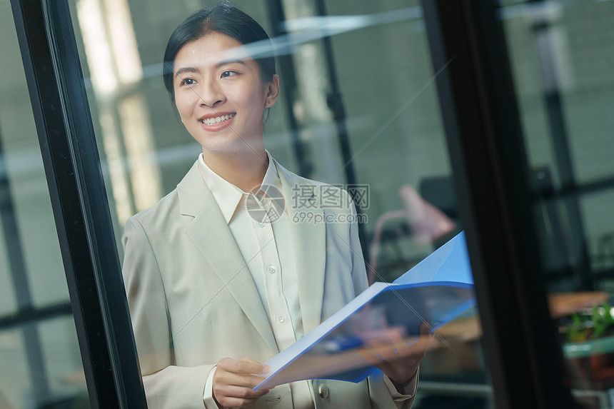 自信的青年商务女士在办公室图片