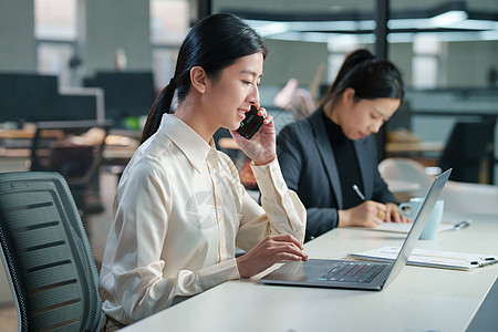 在办公室里打电话的商务女士图片