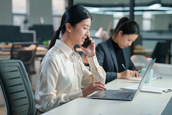 在办公室里打电话的商务女士图片