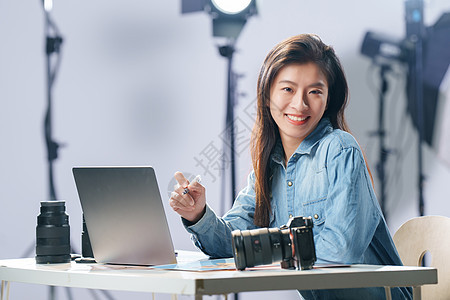 在工作室里的青年女摄影师图片