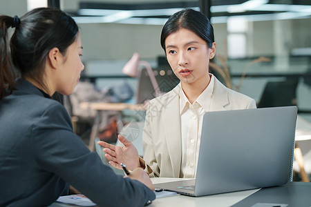 青年女设计师和顾客交谈图片