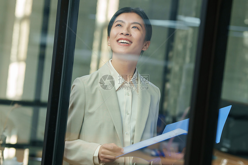 自信的青年商务女士在办公室图片