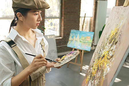 油画绘制青年女画家在工作室里创作背景