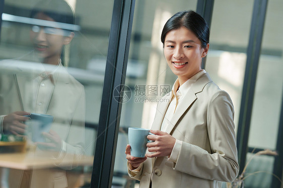 青年商务女士在办公室图片