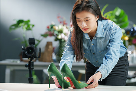 在工作室里的青年女摄影师图片