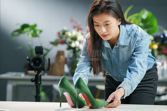 在工作室里的青年女摄影师图片