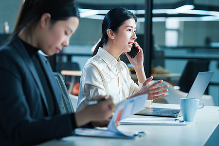 在办公室里工作的商务女士图片