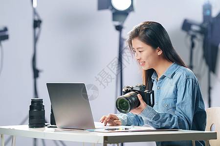 湿地摄影在工作室里的青年女摄影师背景