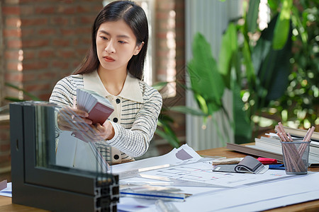 青年女设计师在办公室工作图片