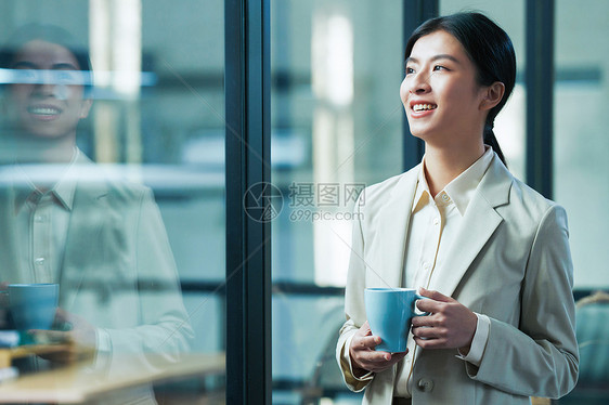 青年商务女士在办公室图片