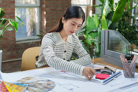 青年女设计师在办公室工作图片