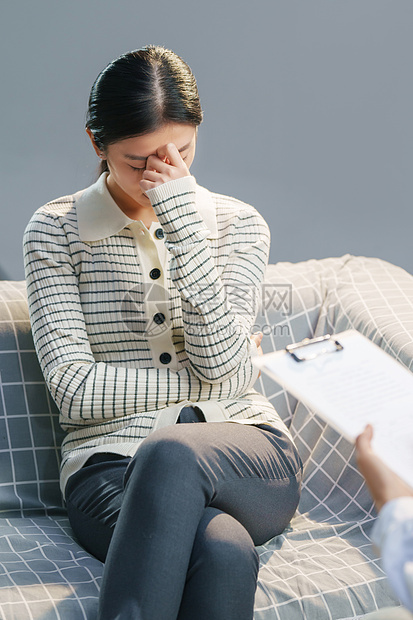 青年女人和心理医生交谈图片