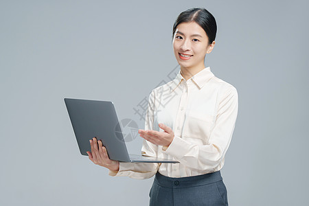 科技服务拿着笔记本电脑的商务女士背景