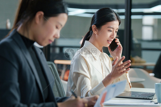 在办公室里工作的商务女士图片