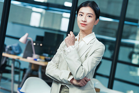 在办公室的青年商务女士图片