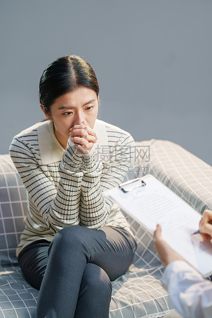 青年女人和心理医生交谈图片