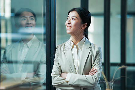 在办公室的青年商务女士图片