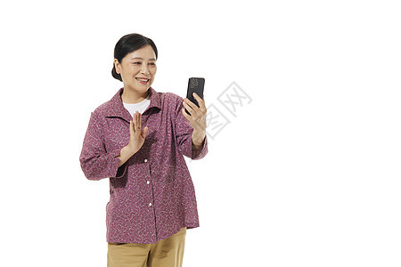 中年女性拿手机直播形象图片