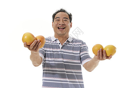 中年男性农民手拿水果形象背景图片