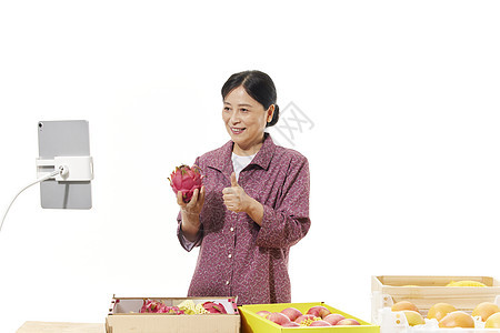 女性农民直播间推销水果背景图片