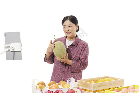 女性农民直播间推销水果背景图片