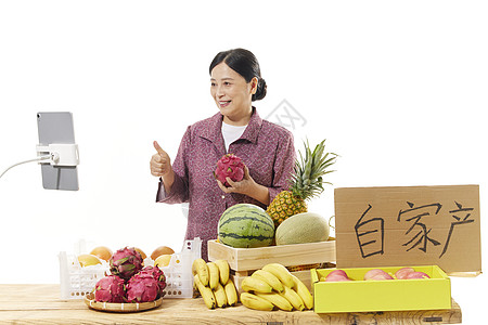 女性果农线上直播销售自产水果图片
