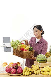 中年女性菜农网络直播售卖有机蔬菜大礼包背景图片