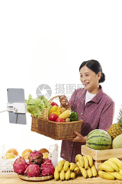 中年女性菜农网络直播售卖有机蔬菜大礼包图片